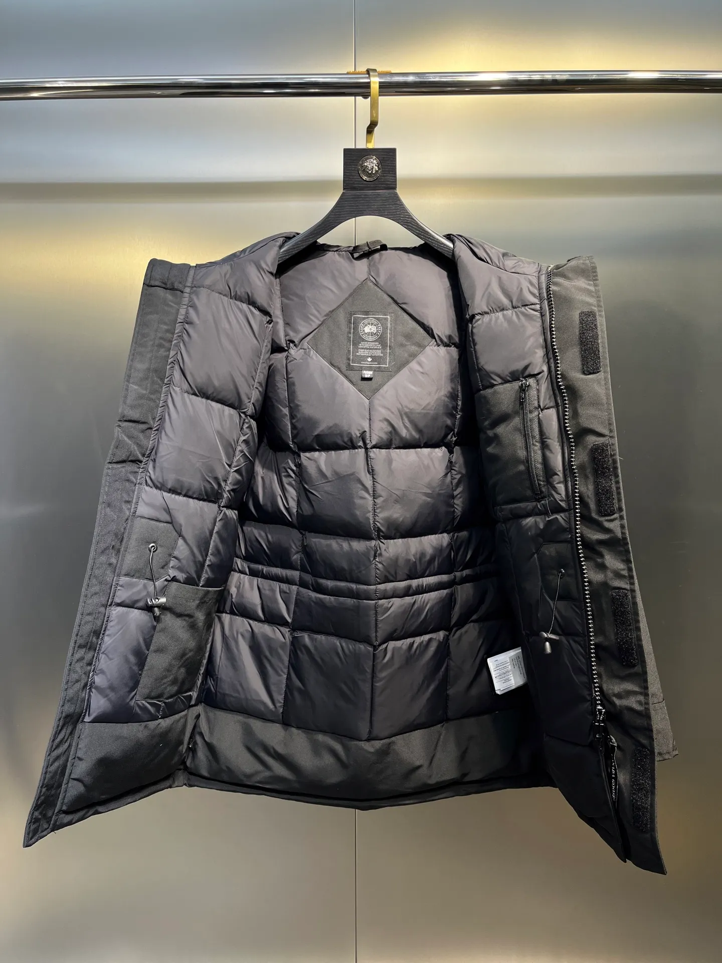 P840 𝘾𝘼𝙉𝘼𝘿𝘼 𝙂𝙊𝙊𝙎𝙀Big Goose 13# The design of Big Goose 13 is simple and elegant, a little longer than the 08 model, more suitable for men and suitable for business people. This down jacket is popular for its simple design, which is not only practical but also has a certain sense of fashion. In terms of applicability, the Daye 13 model provides good thermal insulation performance. Its thermal insulation coefficient is level 5, which can provide enough warmth and is suitable for wearing in cold environments. In addition, the Daye 13 model also has a high cost performance. Compared with other models, it provides a better balance between price and performance, making it more competitive in the market.  size：xs-xxl